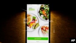 Aplikasi Uber Eats di sebuah ponsel iPhone di Chicago, 20 Februari 2018. (Foto: AP)