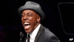 Arsenio Hall parle au public lors d’un évènement organisé par le magazine EBONY au Beverly Hilton, à Beverly Hills, en Californie, 2 décembre 2015. 