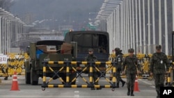 Tentara Korea Selatan berjalan di Jembatan Unifikasi menuju Zona Demiliterisasi (DMZ) dekat desa perbatasan Panmunjom di Paju, Korea Selatan, Kamis, 4 Januari 2018. (Foto: dok).