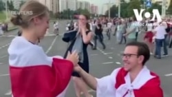 Під час акції протесту у Мінську білорус зробив пропозицію своїй дівчині. Відео