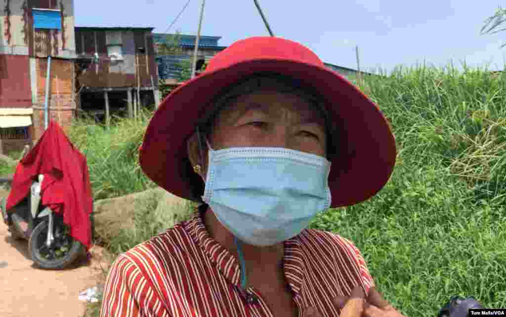 Sai Sokha, a resident of a floating house in Sangkat Chrang Chamres II, Khan Russey Keo, Phnom Penh, June 5, 2021. (Malis Tum/VOA)