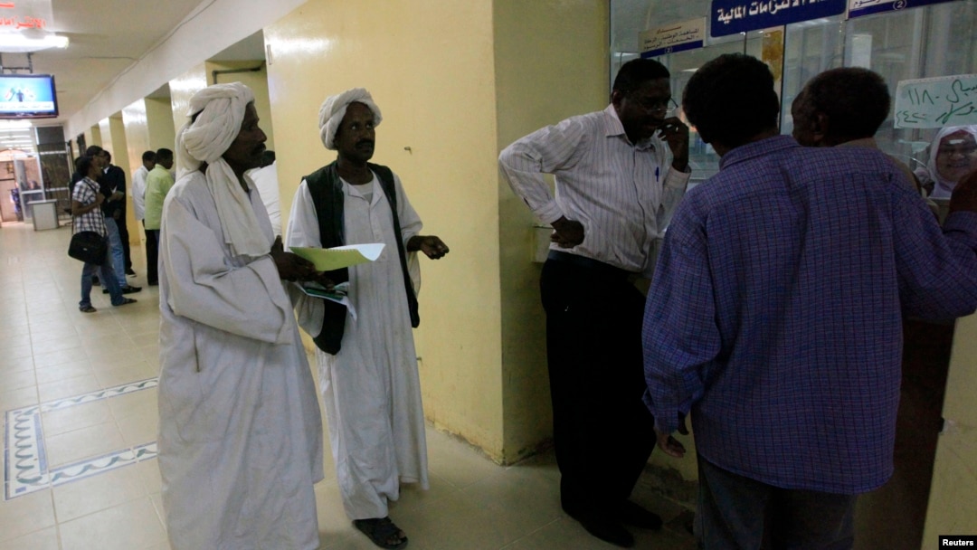 Sudanese migrants wait to pay taxes at the Secretariat for Sudanese Working Abroad, Khartoum, May 13, 2013.