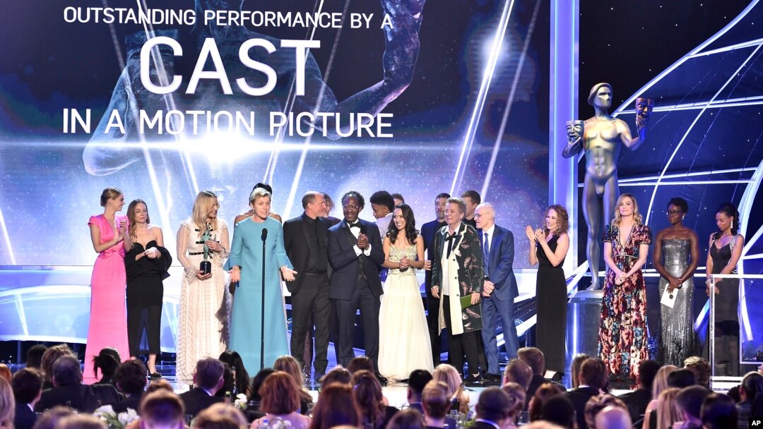 Para aktor pendukung Film komedi "Three Billboards Outside Ebbing, Missouri" menerima penghargaan Screen Actors Guild Awards di Shrine Auditorium & Expo Hall di Los Angeles, 21 Januari lalu (foto: dok). 