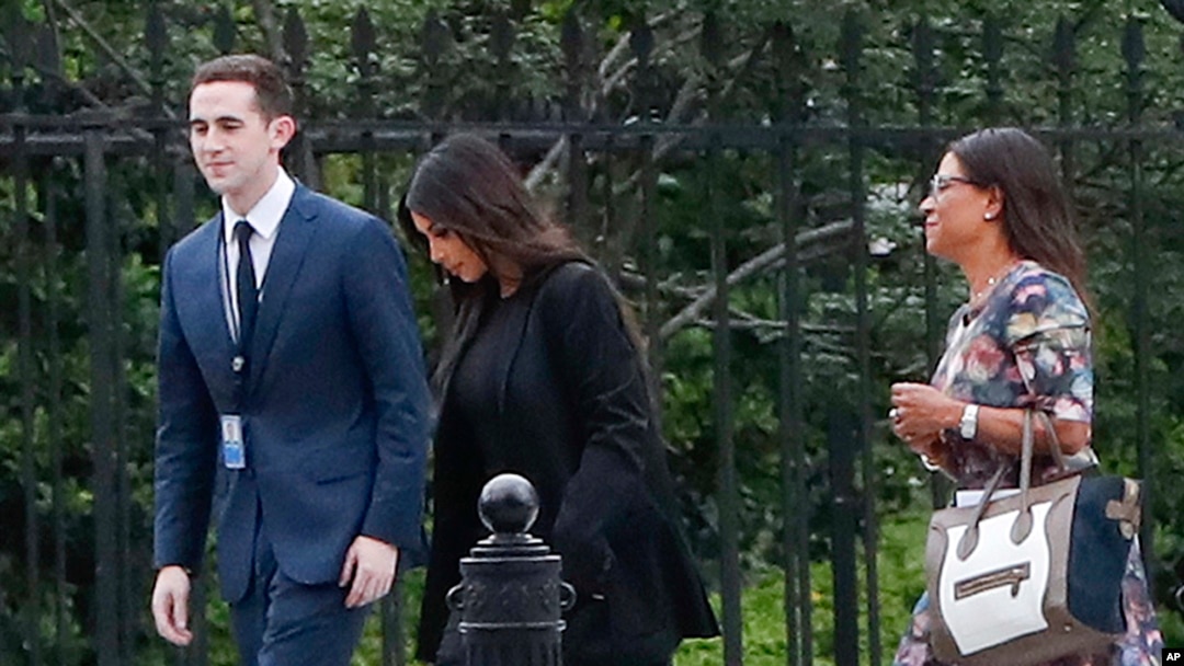 Kim Kardashian (tengah), dan pengacaranya Shawn Chapman Holley tiba di gerbang pemeriksaan Gedung Putih di Washington, Rabu, 20 Mei 2018.
