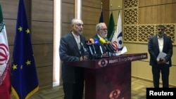 Kepala Badan Nuklir Iran, Ali Akbar Salehi, berbicara dalam konferensi pers bersama dengan Komisioner Eropa untuk Energi dan Iklim, Miguel Arias Canete, di Tehran, Iran, 19 Mei 2018.