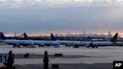 Pesawat United Airlines di bandara internasional Newark Liberty di New Jersey. 