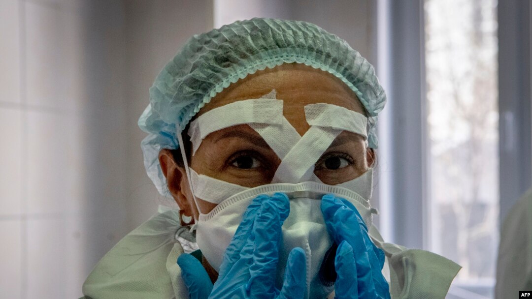 ექთანი სპასოკუკოცკის კლინიკურ საავადმყოფოში ცვლის დასაწყებად ემზადება, 22 აპრილი, 2020 (AFP)