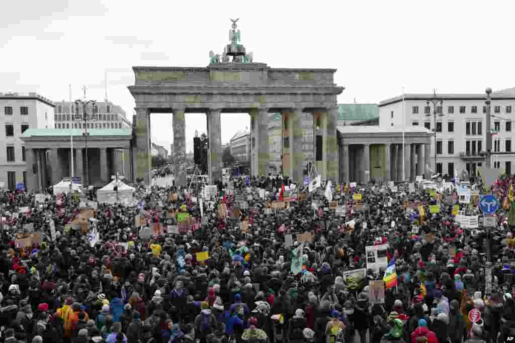 Jóvenes asisten a una protesta del movimiento &quot;Viernes para el Futuro&quot; frente a la Puerta de Brandenburgo en Berlín, Alemania, el viernes 29 de noviembre de 2019. Este es un gesto simbólico para exigir que los gobiernos actúen contra el cambio climático.