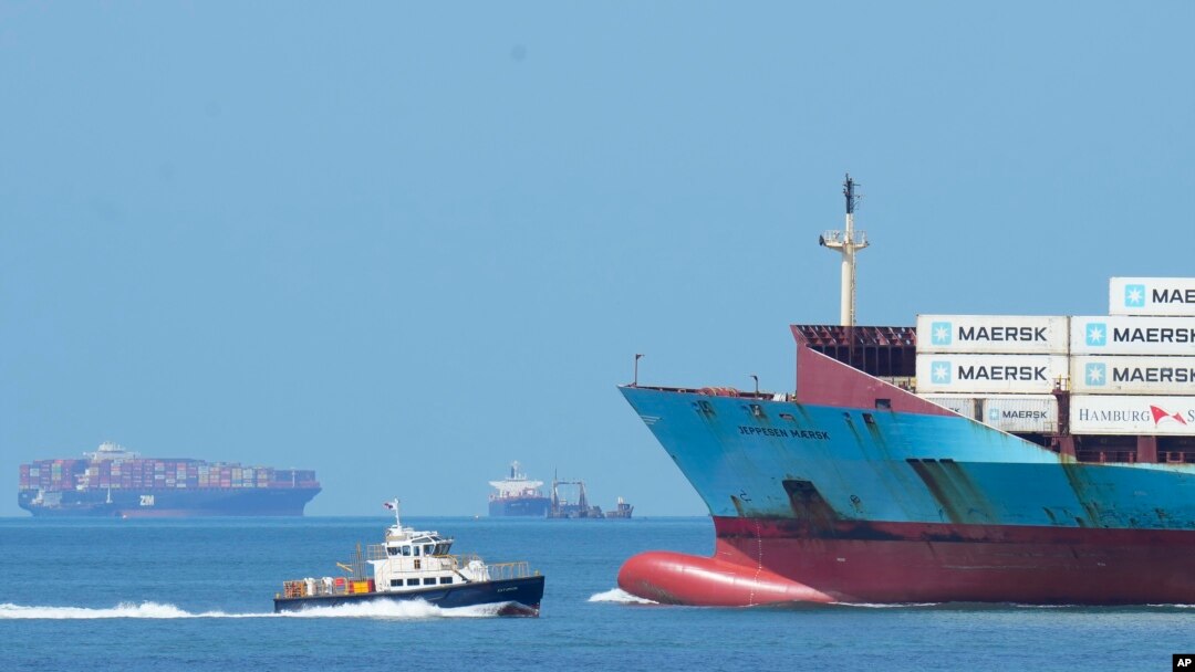 Sebuah kapal kargo berlayar menuju Samudra Pasifik setelah transit melalui Terusan Panama, terlihat dari Kota Panama, Kamis, 3 Agustus 2023. (AP/Arnulfo Franco)