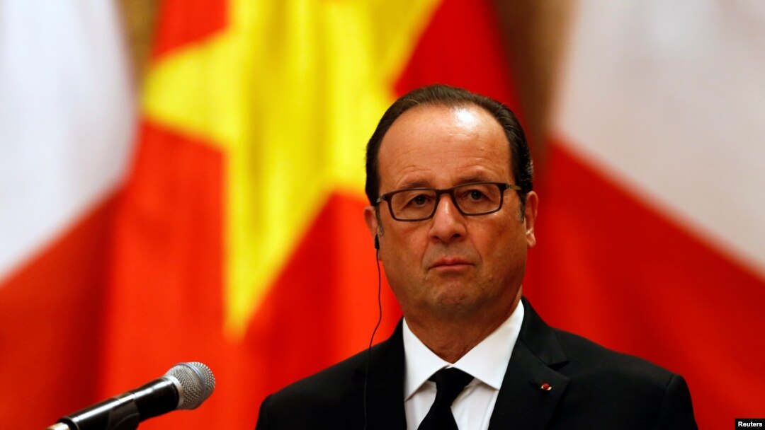 Tổng thống Pháp Francois Hollande tham dự một cuộc họp báo tại Phủ Chủ tịch ở Hà Nội, 6/9/2016.
