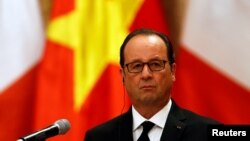Tổng thống Pháp Francois Hollande tham dự một cuộc họp báo tại Phủ Chủ tịch ở Hà Nội, 6/9/2016.