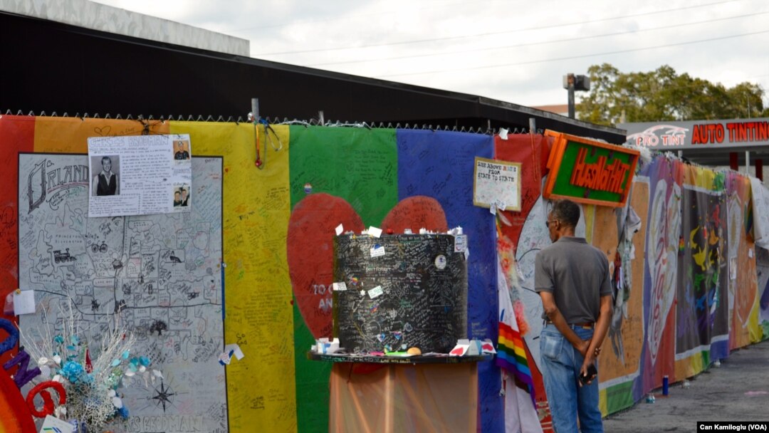 Exterior del club nocturno "Pulse" en Orlando, Florida, seis meses después del mortal ataque de un seguidor de ISIS que dejó 49 muertos, en su mayoría personas LGBT que frecuentan el club. Foto: VOA, Servicio Turco