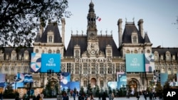El ayuntamiento de París recibe su nueva decoración inspirada en los Juegos Olímpicos París2024, el martes 28 de noviembre de 2023 en París.