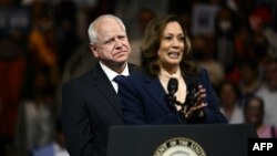 Kandidat demokrata za potpedsjednika, guverne Minnesote Tim Walz posmatra dok kandidatkinja Demokratske stranke za predsjednicu Kamala Harris govori, u Liacouras centru u Philadelphiji, Pennsylvania, 6. august 2024.