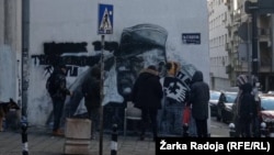 Nepoznate osobe čiste mural sa likom haškog osuđenika Ratka Mladića u Njegoševoj ulici u Beogradu (Foto: RSE/Žarka Radoja)