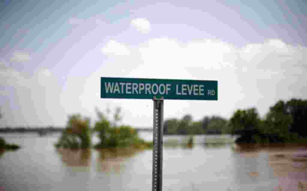 La señal indica un dique que frena el río Mississippi,inundado por el agua, Luisiana 12 de mayo de 2011.
