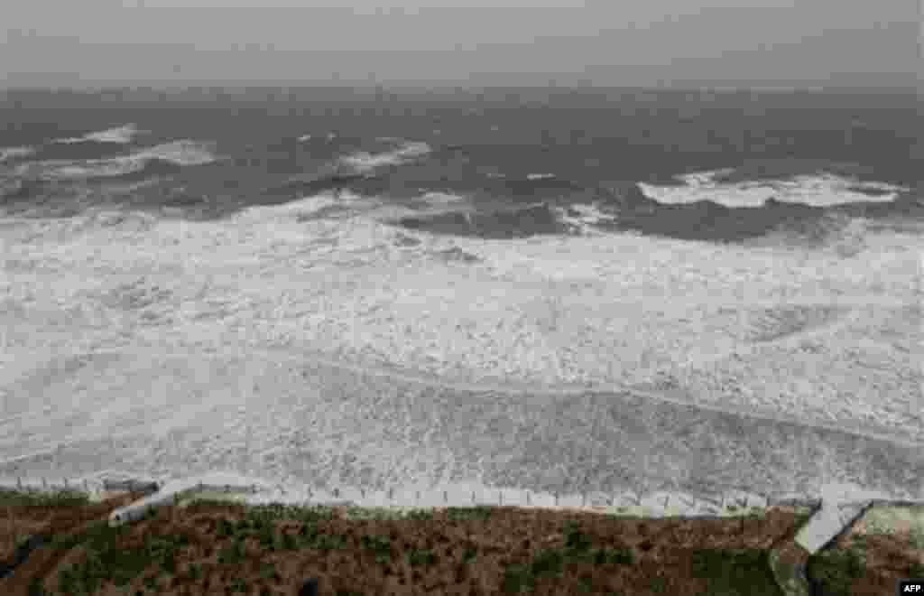 Waves crash onto a beach in Ocean City, Md., Saturday, Aug. 27, 2011, as Hurricane Irene heads toward the Maryland coast. (AP Photo/Patrick Semansky)