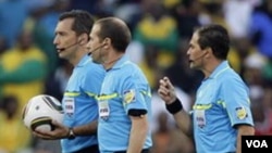 UEFA akan menggunakan lima wasit dalam Liga Champions musim ini. Dua wasit tambahan akan ditempatkan di belakang gawang untuk membuat keputusan di garis gawang dan mencegah pelanggaran-pelanggaran yang tidak terlihat.