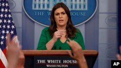 Juru bicara Gedung Putih Sarah Huckabee Sanders, 27 Oktober 2017 di Washington. (Foto: dok).