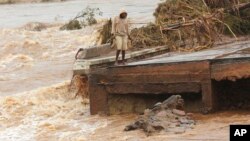 Un hombre, parado en el borde de un puente caído en Chimanimani, a unos 600 kms al sureste de Harare, Zimbabue, el 18 de marzo de 2019.