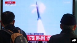 Građani Seula gledaju TV prenos severnokorejskog lansiranja rakete, Južna Koreja 4. mart 2014.