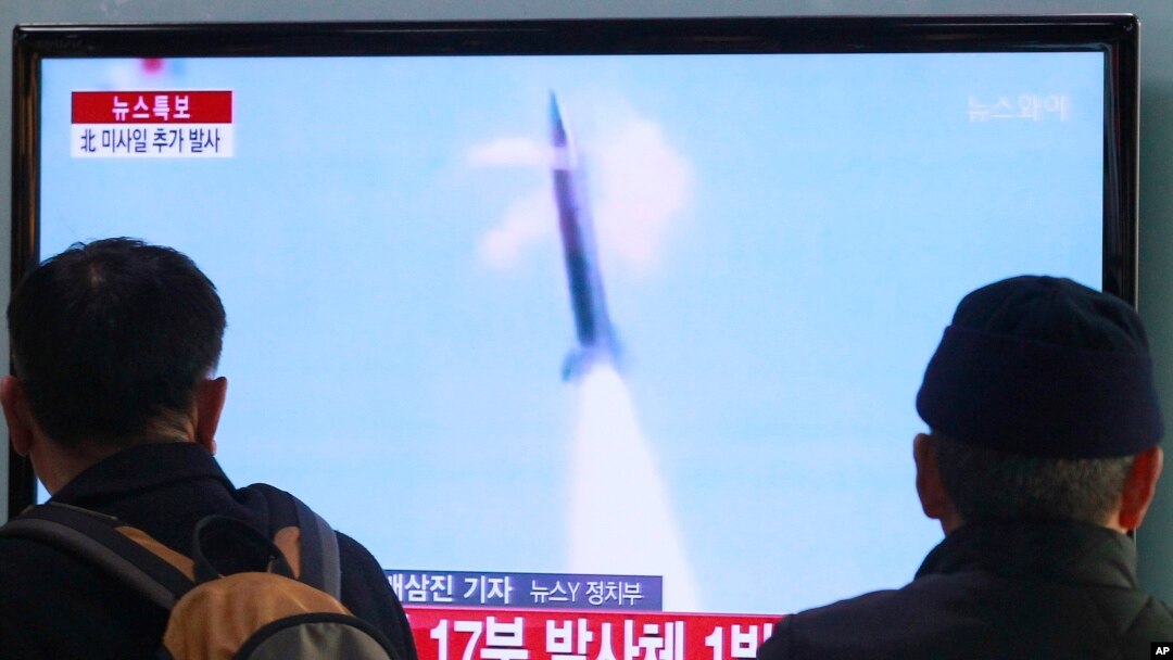 Orang-orang menyaksikansiaran televisi yang menayangkan uji coba peluncuran misil Korea Utara di sebuah stasiun kereta api di Seoul, Korea Selatan (4/3), March 4, 2014. 