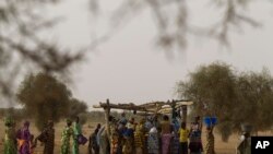 Des femmes dans le village de Kiral, près de Goudoude Diobe dans la région de Matam au nord-est du Sénégal, le 1er mai 2012. (Photo AP/Rebecca Blackwell)