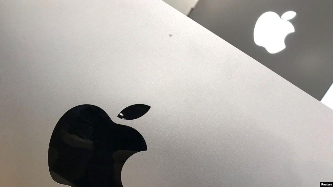 Sebuah logo Apple tampak di sebuah toko komputer tersebut di Los Angeles, California, AS, 24 Maret 2017 (foto: REUTERS/Lucy Nicholson)