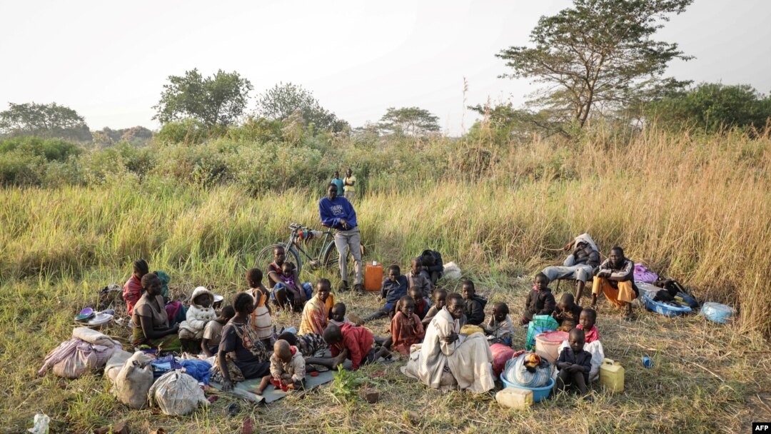 Sekelompok pengungsi Sudan Selatan melarikan diri dari pertempuran baru-baru ini di Lasu, Sudan Selatan setelah melintasi perbatasan ke Republik Demokratik Kongo, dekat Aba, 23 Desember 2017.