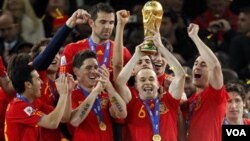 Juara Piala Dunia 2010 Spanyol menempati posisi puncak dalam daftar peringkat FIFA yang diumumkan hari Rabu. Belanda berada di tempat kedua, diikuti Brazil di posisi ketiga.