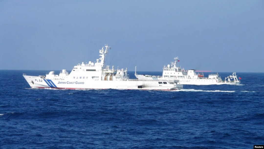 Kapal pengintai Tiongkok, Haijian 51 (kanan) berlayar di dekat kapal patroli pantai Jepang Akaishi di dekat kepulauan Senkaku yang dipersengketakan (4/2). 