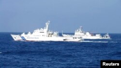 Kapal pengintai Tiongkok, Haijian 51 (kanan) berlayar di dekat kapal patroli pantai Jepang Akaishi di dekat kepulauan Senkaku yang dipersengketakan (4/2). 