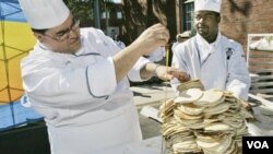 John Montanile, a la izquierda, y Mark Williams intentan construir una pila de tortitas sin precedentes para el Libro Guinness de los Récords.