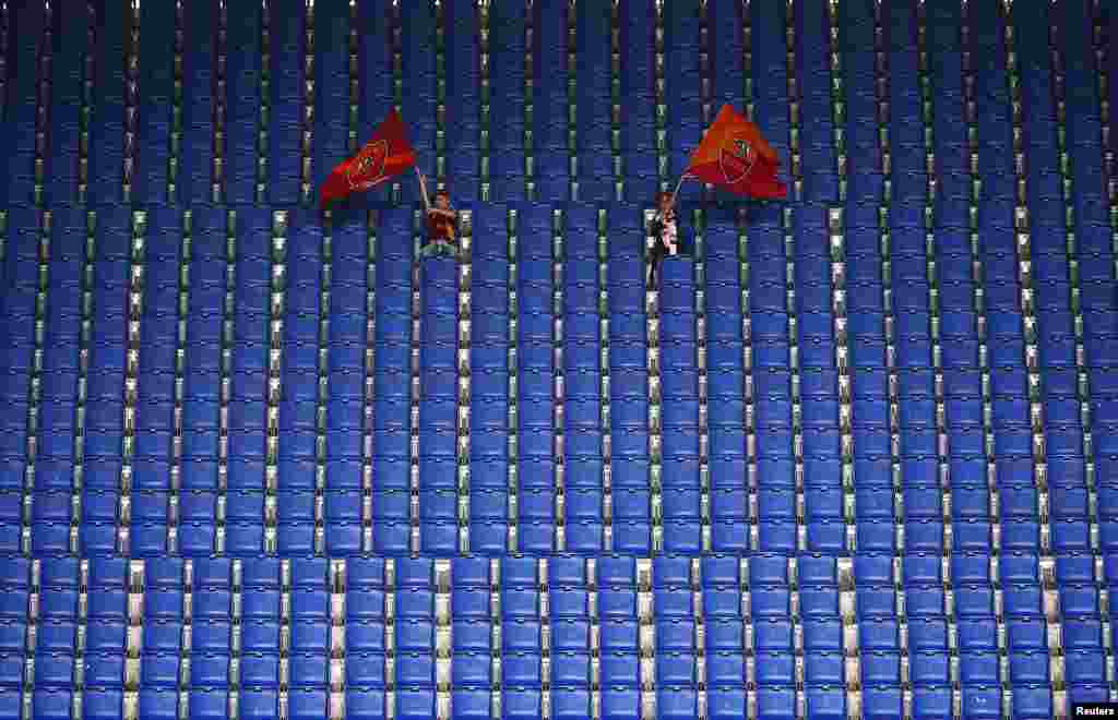 Roma&#39;s fans wave flags during the Italian Serie A soccer match against Atalanta at Olympic stadium in Rome,Italy, April 19, 2015.