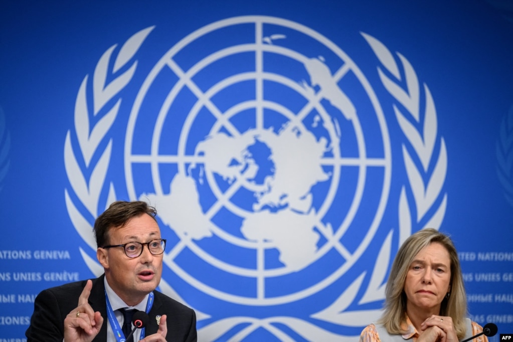 Sekretaris Jenderal Organisasi Meteorologi Dunia (WMO) Celeste Saulo (kanan) dan Direktur WMO, hidrologi, air dan kriosfer Stefan Uhlenbrook menghadiri konferensi pers di Swiss, mengenai laporan WMO mengenai sumber daya air dunia, di Jenewa, 7 Oktober 2024.(Fabrice COFFRINI/AFP)