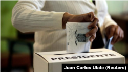 Una mujer vota en las elecciones presidenciales de Costa Rica en un centro electoral de San José. Febrero 4, 2018. 