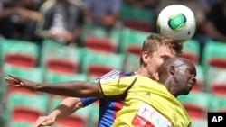 Lassana Diarra de Anzhi, au premier plan, en duel aérien avec Pontus Wernbloom de CSKA lors de la finale de la Coupe de la Russie au stade Akhmad, à Grozny, le 1e juin 2013.