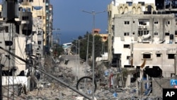 یک محله آسیب دیده در پی حملات هوایی اسرائیل به شهر غزه، دوشنبه، اول آبان ۱۴۰۲ 