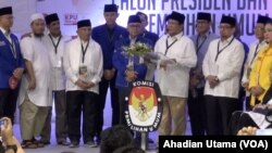 Prabowo Subianto dan Sandiaga Uno didampingi sejumlah pimpinan parpol pendukungnya usai mendaftar ke KPU RI di Jakarta, Jumat, 10 Agustus 2018. (Foto: Ahadian/VOA)