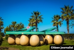 12 კვერცხის და 2 ქოშის („შლოპანცის“) კომპოზიცია ბათუმის ბულვარში, 2011 წლის ნოემბრის დასაწყისში გაჩნდა