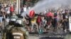 Manifestants réclamant une aide alimentaire de l'Etat dans un quartier pauvre de Santiago, Chili, 18 mai 2020. (AP Photo/Esteban Felix)