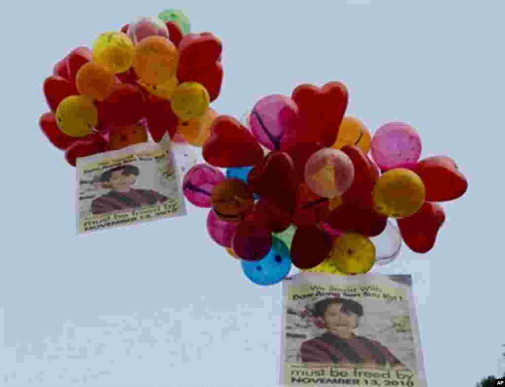 Balloons bearing portraits of Burmese democracy leader Aung San Suu Kyi are seen in New Delhi, 13 Nov 2010, after her release.