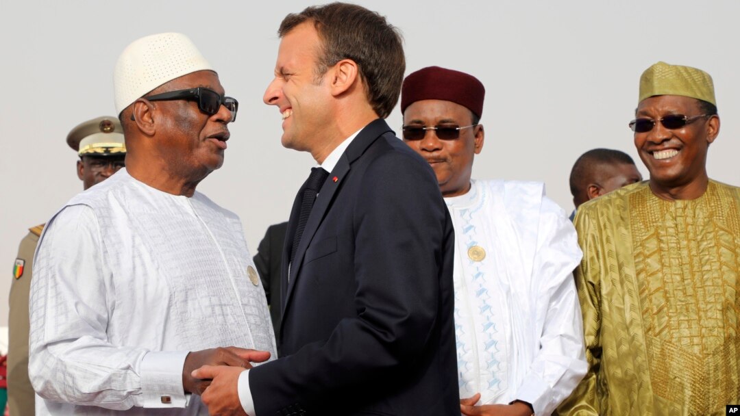 Presiden Perancis Emmanuel Macron menghadiri KTT Uni Afrika di Nouakchott, Mauritania, 2 Juli lalu (foto: dok). 
