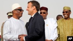 Presiden Perancis Emmanuel Macron menghadiri KTT Uni Afrika di Nouakchott, Mauritania, 2 Juli lalu (foto: dok). 