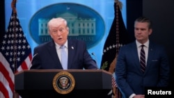 2026年4月6日，特朗普总统在战争部长海格塞斯和其他美国官员的陪同下举行记者会介绍了美军在周末营救身陷伊朗腹地的F-15E战机机组人员的过程。