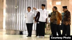 Presiden Joko Widodo didampingi Menteri-Menteri meninjau pembersihan Masjid Istiqlal, Jakarta, Jumat, 13 Maret 2020. (Foto: Biro Setpres)