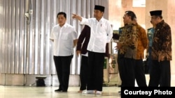 Presiden Joko Widodo didampingi Menteri-Menteri meninjau pembersihan Masjid Istiqlal, Jakarta, Jumat, 13 Maret 2020. (Foto: Biro Setpres)