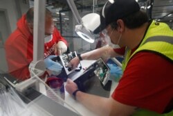 지난 5월 미국 미시간주 입실랜티의 로슨빌 공장에서 인공호흡기를 생산하고 있다.