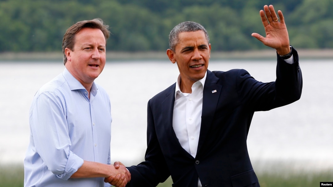 Thủ tướng Anh David Cameron (trái) đón Tổng thống Mỹ Barack Obama tại địa điểm chơi golf Lough Erne, Bắc ireland, ngày 17/6/2013. (REUTERS/Yves Herman) 