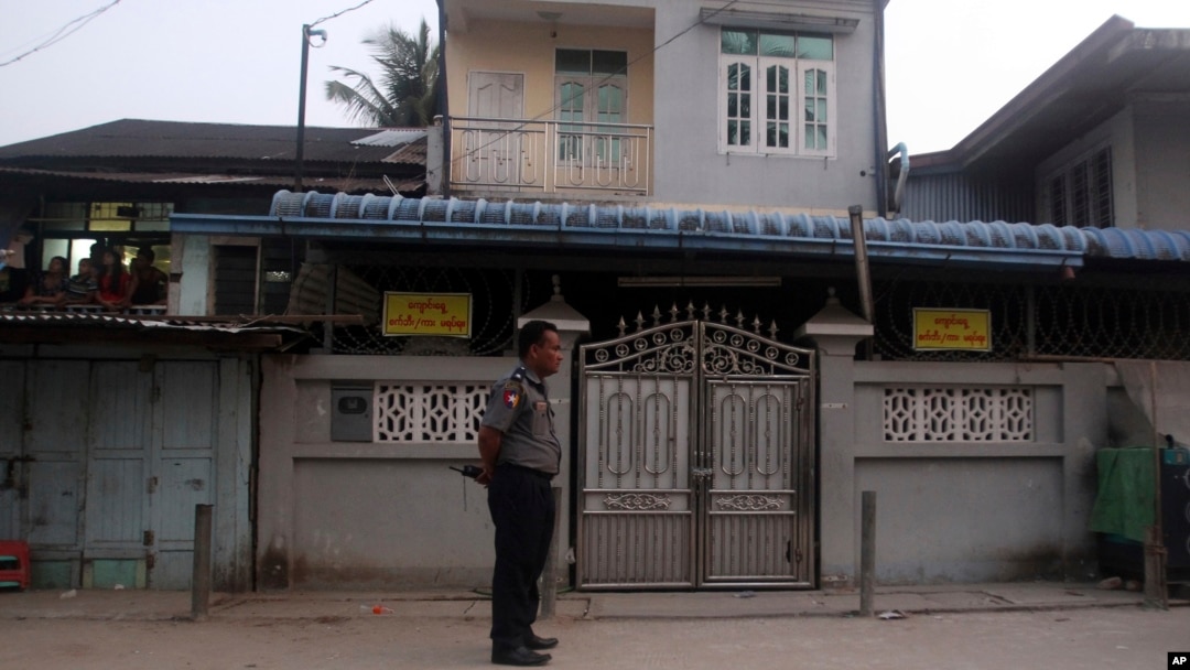 Seorang polisi berjaga di depan Madrasah yang tutup di pinggiran kota Yangon, Myanmar, 28 April 2017. 